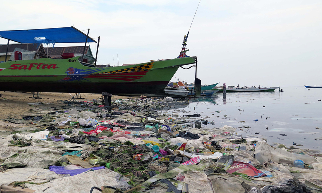 Plastic pollution on the world's coral reefs