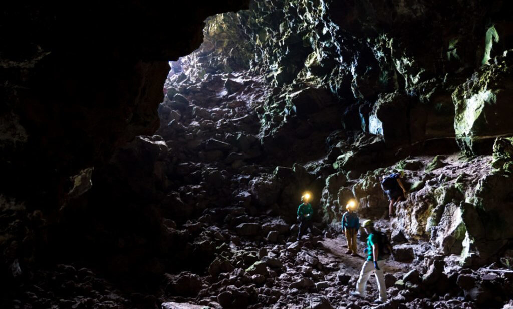 Humans could live in volcanic tunnels on the moon