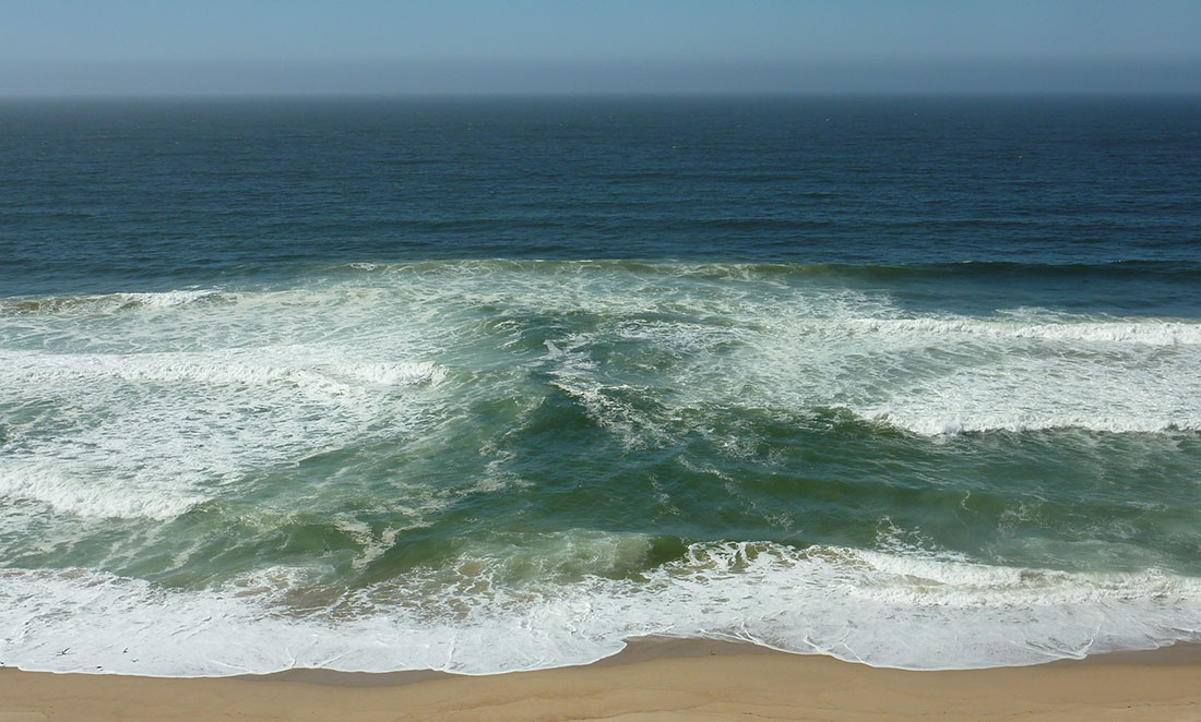 Photo of waves on an Australian beach creating rip currents