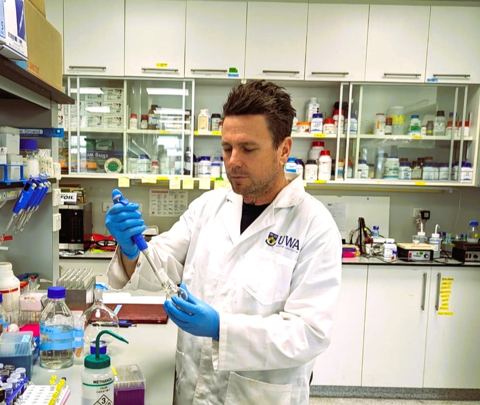 Darren-Holland-in-the-lab-at-UWA.jpg